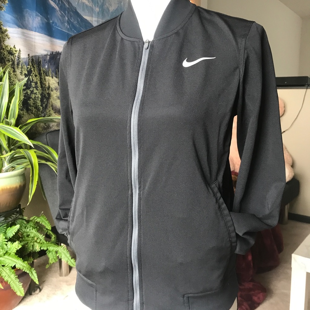 LIGHTWEIGHT NIKE JACKET